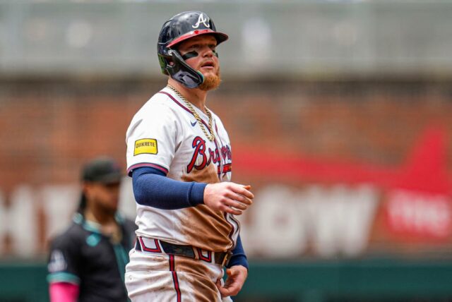O defensor esquerdo de Atlanta Braves, Alex Verdugo (8), mostrado na segunda base depois que ele bateu duas vezes para ir ao Diamondback Arizona correndo durante o segundo turno em Truist Park.