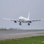Este Airbus 330-202 não marcado, que é usado como parte do cronograma secreto do elevador aéreo afegão, toca no Reino Unido do Paquistão este ano