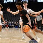 Alijah Arenas #0 Chartsworth Chancellors vai para a cesta contra Marotos Jesuítas na primeira metade da partida de basquete da Divisão II do Golden 1 Center em Sacramento no sábado, 15 de março de 2025.