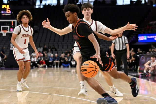 Alijah Arenas #0 Chartsworth Chancellors vai para a cesta contra Marotos Jesuítas na primeira metade da partida de basquete da Divisão II do Golden 1 Center em Sacramento no sábado, 15 de março de 2025. 