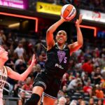 (LR) Napheessa Collier #24 do Minnesota Lynx e Kayla Thornton #5 das valquírias do Golden State durante o jogo All-Star da AT&T WNBA 2025 em 19 de julho de 2025 em Indianapolis, Indiana. Nota para o usuário: o usuário confirma expressamente que o usuário concorda baixando e ou usando esta foto as condições do contrato de licença de imagens Getty. (Foto de Steph Chambers/Getty Images)