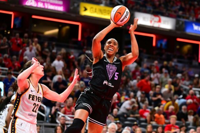(LR) Napheessa Collier #24 do Minnesota Lynx e Kayla Thornton #5 das valquírias do Golden State durante o jogo All-Star da AT&T WNBA 2025 em 19 de julho de 2025 em Indianapolis, Indiana. Nota para o usuário: o usuário confirma expressamente que o usuário concorda baixando e ou usando esta foto as condições do contrato de licença de imagens Getty. (Foto de Steph Chambers/Getty Images)
