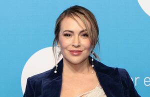 Alyssa Milano diz que está ‘desconsolada’ sobre a morte de Julian McMahon GetTyimages-492774819 Dave Parker Celebridades Mortes de 2025 Anne Burrell Kim Woodburn e mais estrelas que perdemos este ano .JPG