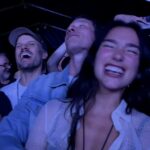 Dua Lipa e seu marido Callum Turner estavam entre os 90.000 fãs que abrem os maiores sucessos do Oasis, enquanto a aclamada turnê de reunião da banda continuou com uma série de shows em Londres