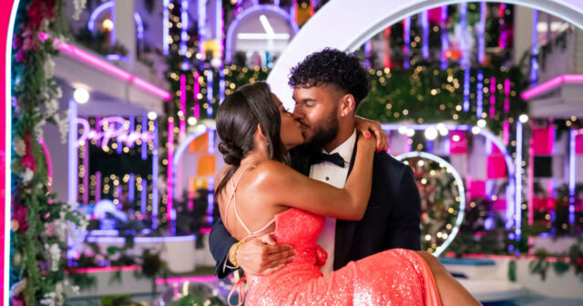 Amaya Espinal e Bryan Arenales em um compromisso durante 