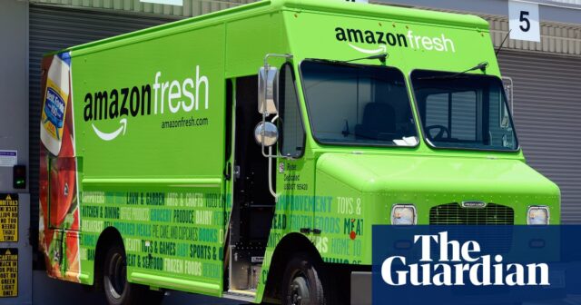 Amazon pede aos funcionários de negócios que 'voluntarie o trabalho' ajudem com entregas de compras, como as abordagens do Prime Day Frenzy

