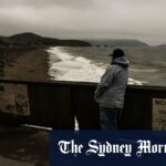 Um sinal da rota de evacuação, se o tsunami, fica em Valparaíso, Chile.