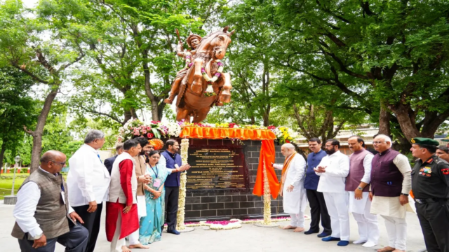 Amit Pohwa Bajirao em Naude nua

