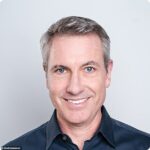 Andy Byron, 50, capturado na câmera do concerto que se reuniu com o gerente de RH da empresa, Kristin Cabot, é revelado para se afastar da empresa depois de ser colocado em licença na sexta -feira