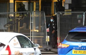 Anel de aço em torno do hotel de quatro estrelas usado para abrigar migrantes em Canary Wharf após a segunda noite de protestos anti-imigração Grandes obstáculos foram criados em torno do hotel de quatro estrelas Britannia em Canary Wharf