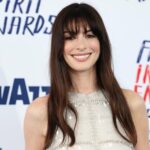 Anne Hathaway acaba de usar essas sandálias Chanel de US $ 1.850 duas vezes - pegue a aparência