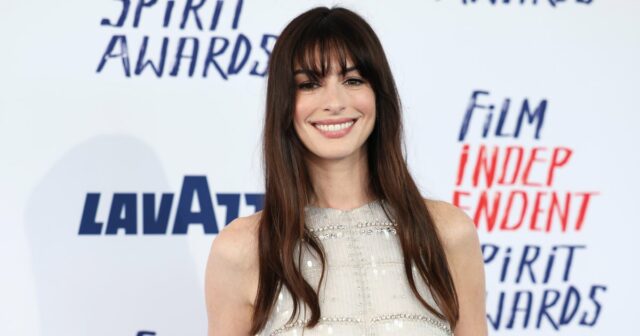 Anne Hathaway acaba de usar essas sandálias Chanel de US $ 1.850 duas vezes - pegue a aparência

