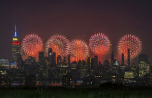 Ao olhar para os fogos de artifício de 7 de julho: as ilhas vívidas, o Canal TV Ao olhar para os fogos de artifício de 7 de julho: as ilhas vívidas, o Canal TV