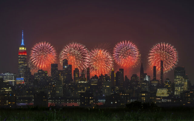 Ao olhar para os fogos de artifício de 7 de julho: as ilhas vívidas, o Canal TV

