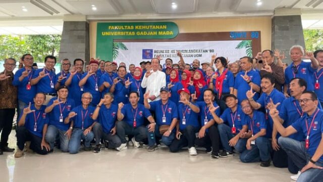 Aparecendo na reunião da UGM, Jokowi foi insinuado: mostre um diploma ao público, não apenas presente!

