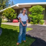 Yasaman Lee possui uma cópia de sua conta de seguro para sua casa em Orinda. O seguro do proprietário de Lee subiu de US $ 8.534 no ano anterior para US $ 13.069 deste ano. (Jose Carlos Fajardo/Bay Area News Group)