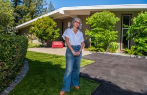 Apocalipse de seguro imobiliário: algum progresso, sem alívio imediato Yasaman Lee possui uma cópia de sua conta de seguro para sua casa em Orinda. O seguro do proprietário de Lee subiu de US $ 8.534 no ano anterior para US $ 13.069 deste ano. (Jose Carlos Fajardo/Bay Area News Group)