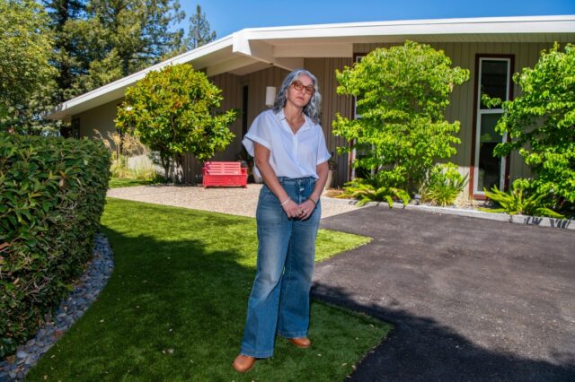 Yasaman Lee possui uma cópia de sua conta de seguro para sua casa em Orinda. O seguro do proprietário de Lee subiu de US $ 8.534 no ano anterior para US $ 13.069 deste ano. (Jose Carlos Fajardo/Bay Area News Group)