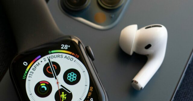 Apple Watch e AirPods (mostrados em fotos próximas) continuam a dominar o mercado global