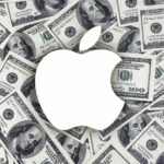 Logotipo da Apple em cima de muito dinheiro