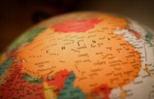 Apple para fechar a loja do Parkland Mall na China entre uma intensa remodelação de varejo em todo o mundo Taxas de importação chinesa | China vista em um globo de desktop