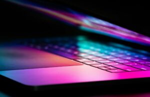 Aqui estão os oito níveis de segurança da Apple que protegem seus dados Aqui estão os oito níveis de segurança da Apple que protegem seus dados | MacBook parcialmente aberto com reflexões coloridas