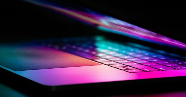 Aqui estão os oito níveis de segurança da Apple que protegem seus dados | MacBook parcialmente aberto com reflexões coloridas