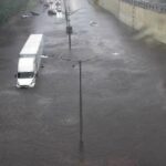 As rainhas inundadas Clearview Expressway com veículos submersos.