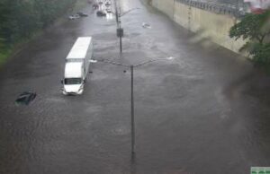 As armadilhas de inundação de Nova York por meio de caminhões, outros veículos na estrada de Queens, quando o governador Hochul declara a emergência As rainhas inundadas Clearview Expressway com veículos submersos.