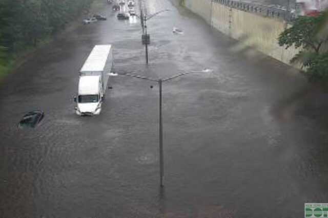 As rainhas inundadas Clearview Expressway com veículos submersos.