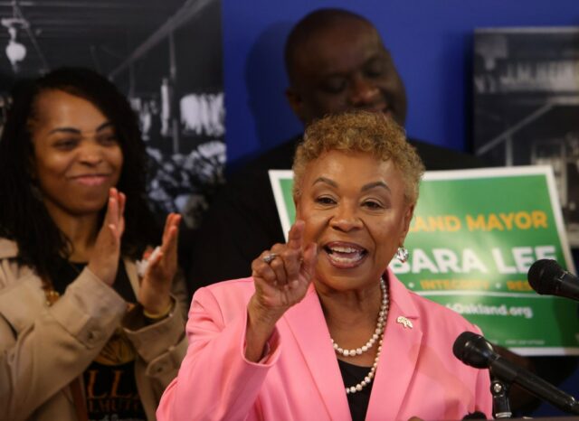 As cidades da área da baía perturbam os sem -teto. Oakland seguirá a prefeita Barbara Lee?

