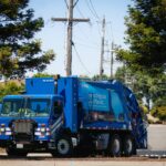 O lixo foi empilhado em latas de lixo na quinta -feira, 10 de julho de 2025, em frente a um shopping center em Fremont, Califórnia. O povo sanitário interrompeu o descarte de lixo na área da baía, na área da baía, como parte de uma greve maior da União nos Estados Unidos. (Shae Hammond/Bay Area News Group)