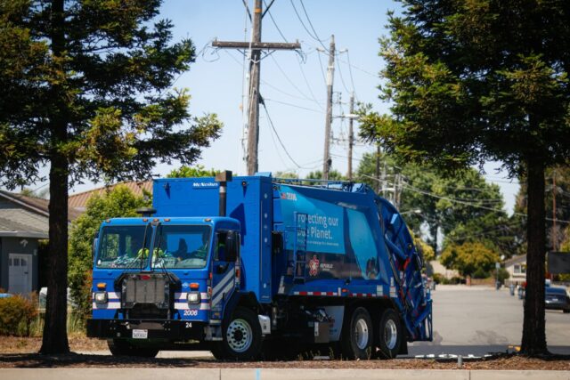 O lixo foi empilhado em latas de lixo na quinta -feira, 10 de julho de 2025, em frente a um shopping center em Fremont, Califórnia. O povo sanitário interrompeu o descarte de lixo na área da baía, na área da baía, como parte de uma greve maior da União nos Estados Unidos. (Shae Hammond/Bay Area News Group)