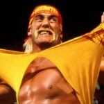 Hulk Hogan faz sua entrada durante uma partida, enquanto com a WWE em 28 de julho de 1991 em Connecticut.