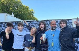 As crianças de Oasis provam que estão mais próximas do que nunca, quando os filhos de Liam e Noel Gallagher estão reunidos para ‘Pic of the Century’ antes do primeiro show de Manchester dos Padres Os filhos de Liam e Noel Gallagher provaram que estão mais próximos do que nunca quando se reuniram para 'foto do século' diante de seus primeiros pais de Manchester (LR Donavan, Sonny, Anais, Gene, Gerente de Manchester, Pep Guardiola e Lennon)