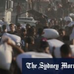 A Palestina lamentou o funeral das pessoas que mataram enquanto tentavam alcançar os caminhões que entram no norte de Gaza através da passagem de Israel.