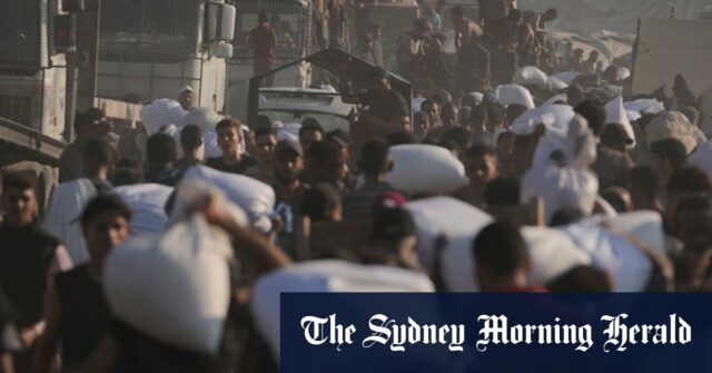 A Palestina lamentou o funeral das pessoas que mataram enquanto tentavam alcançar os caminhões que entram no norte de Gaza através da passagem de Israel.