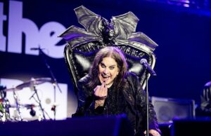 As lutas de saúde ao longo da vida de Ozzy Osbourne ficam nuas: das tentativas de suicídio adolescente e dependentes da batalha de Parkinson, como a estrela do Black Sabbath nunca deixa a doença Ozzy Osbourne na exposição vendida em Villa Park no início deste mês