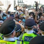 Multidões se reuniram do lado de fora da corte central de Londres