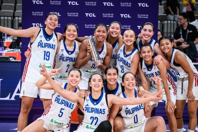 As mulheres de Gilas Pilipinas comemoram a grande vitória contra o Líbano na Copa Asiática da FIBA de 2025.
