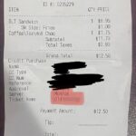 O recibo revelou que a garçonete notou a mesa em que as mulheres se sentavam como 'Old B **** es'