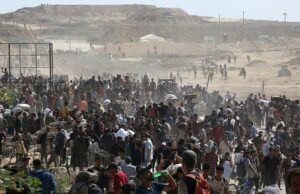 As nações árabes colocaram no Hamas ao instar o grupo terrorista a se dissolver e entregar o controle de Gaza Os palestinos expirados se reúnem para obter ajuda de um ponto de distribuição de apoio ao GHF no chamado