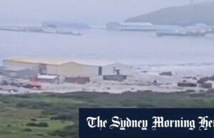 As ondas de tsunami caem na cidade costeira de Severus-Kursk na área de Sakhalin da Rússia As ondas de tsunami caem na cidade costeira de Severus-Kursk na área de Sakhalin da Rússia