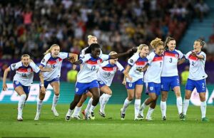 As surpreendentes leoas contra a Suécia adiarem um dos jogadores chamam de f *** ing c ** p ‘: Jeff Stelling salta para a defesa do futebol feminino quando Joey Barton lidera no alto de nove penalidades perdidas As leoas derrotaram drasticamente a Suécia por 3-2 na penalidade para selar um lugar na final do euro-semi