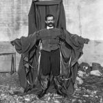 Embora ele fosse um alfaiate no comércio, Franz Reichel era uma paixão real em inventar. Naquela época, no início dos anos 1900, as aeronaves estavam na infância e Reichelt estava ansioso para desenvolver um pára -quedas portátil para quando eles deram errado