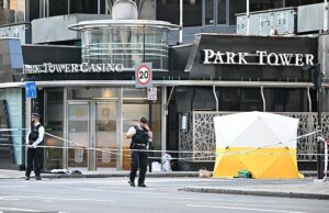 Assassinado por um Rolex Ripper em Brett Daylight: Mugger Deadly Sticks Man, que tentou reagir do lado de fora de Five -Star Hotels em Knightsbridge A cena do assassinato esta manhã, fora do parque cassino da Tower em Knightsbridge, em Londres, esta manhã