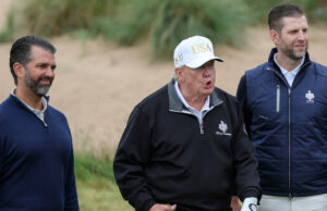 Assista: Donald Trump corta a fita para abrir oficialmente outro campo de golfe em Aberdeen Assista: Donald Trump corta a fita para abrir oficialmente outro campo de golfe em Aberdeen