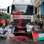 Ativistas pró-palestinos perturbam a parada do orgulho de Londres enquanto cobrem carros alegóricos com o dia da cor vermelha depois que os documentos da Palestina foram proibidos
