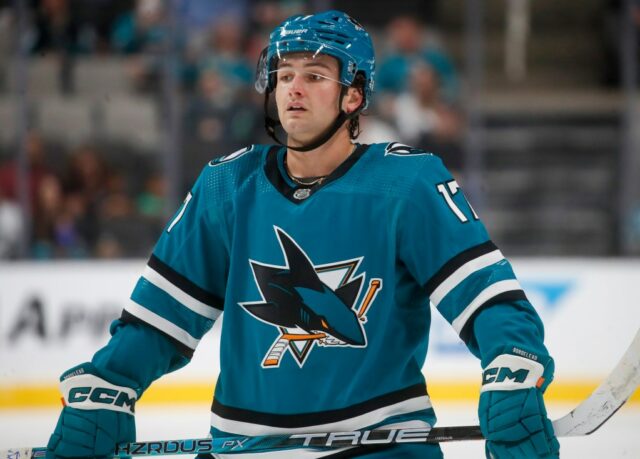 Ato thomas Bordeleau com Devils de Nova Jersey contra o atacante

