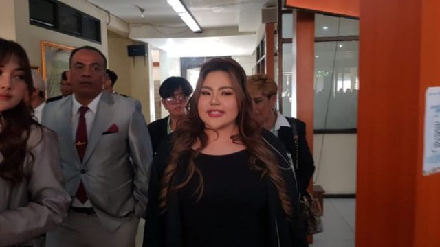 Ausente sem motivo aparente, a Polícia Regional do Java Ocidental ameaçou forçar Lisa Mariana a coletar pela força


